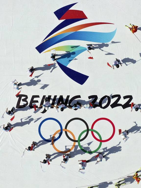 Imagem aréa de esquiadores na apresentação do logo dos Jogos Olímpicos de Inverno de 2022
