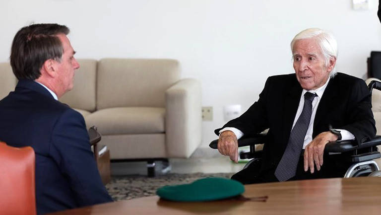 O presidente Jair Bolsonaro e Sebastião Curió, o Major Curió, durante encontro no Planalto em maio de 2020