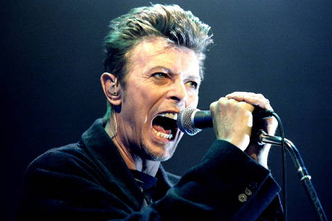 FILE PHOTO: British pop star David Bowie screams into the microphone as he performs on stage during his concert in Vienna, February 4, 1996. REUTERS/Leonhard Foeger/File Photo ORG XMIT: FW1