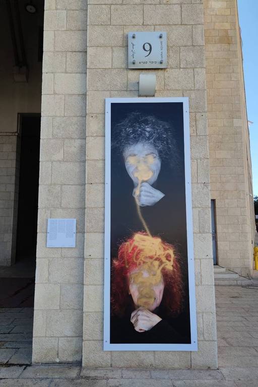 Retratos vandalizados de Peggy Parnass, sobrevivente do Holocausto, na Prefeitura de Jerusalém