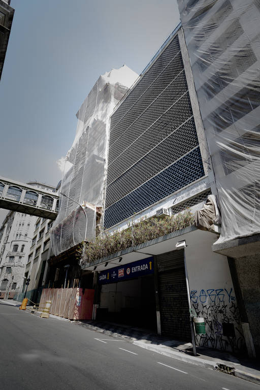 O edifício da Garagem América, na rua do Riachuelo, no centro, foi o primeiro estacionamento de automóveis coletivo de grandes proporções construído na cidade de São Paulo e o primeiro edifício de múltiplos pavimentos de estrutura metálica