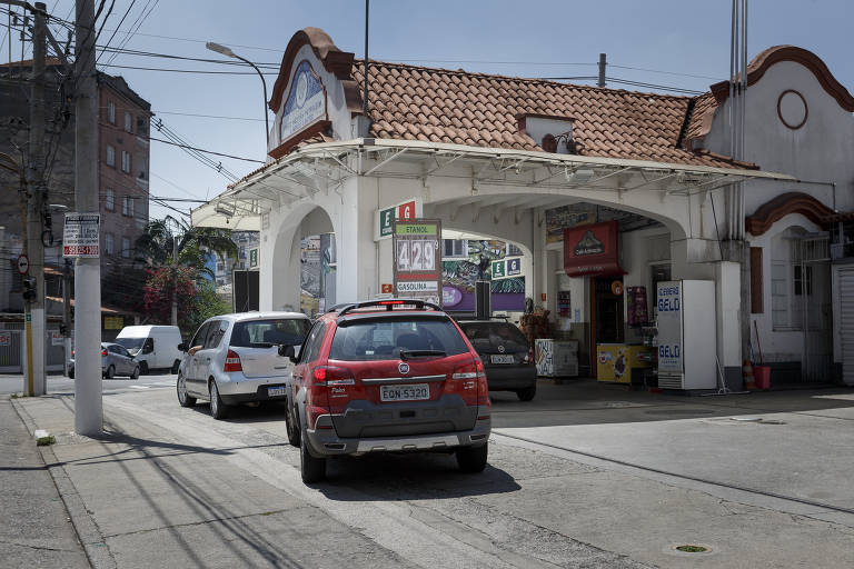 Quem passa pela avenida Aclimação, na região central da capital, já deve ter percebido uma pequena construção com apenas algumas poucas bombas de combustíveis. O local é um posto de gasolina da antiga Anglo Mexican Petroleum  Company Limited, um dos primeiros a serem construídos na capital, em 1930
