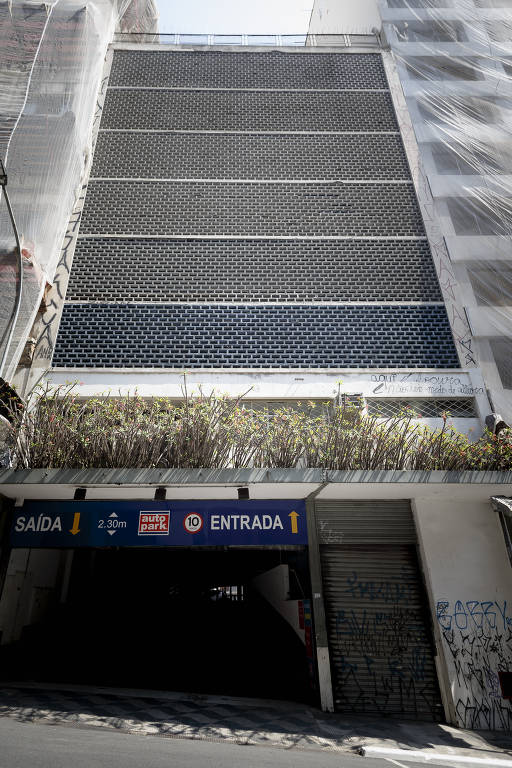 O edifício da Garagem América, na rua do Riachuelo, no centro, foi o primeiro estacionamento de automóveis coletivo de grandes proporções construído na cidade de São Paulo e o primeiro edifício de múltiplos pavimentos de estrutura metálica