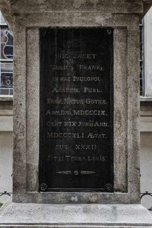 Túmulo de Julius Frank, que fica dentro da Faculdade de Direito do Largo de São Francisco. Ele foi um professor da faculdade e fundador da Bucha, uma sociedade secreta de natureza liberal e filantrópica