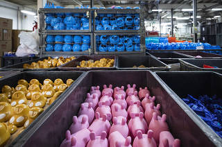 Industria brasileira de brinquedos ganha mercado na pandemia: Setor de  maquinas e injetaveis  de  brinquedos Elka Plasticos (que teve alta de demanda na pandemia) trabalham no setor de pre pintura dos  brinquedos