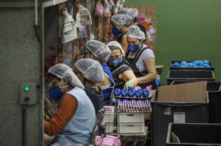 Industria brasileira de brinquedos ganha mercado na pandemia: Funcionarias pintam partes dos brinquedos no  setor de pintura da fabrica de brinquedos Elka Plasticos que teve alta de demanda na pandemia