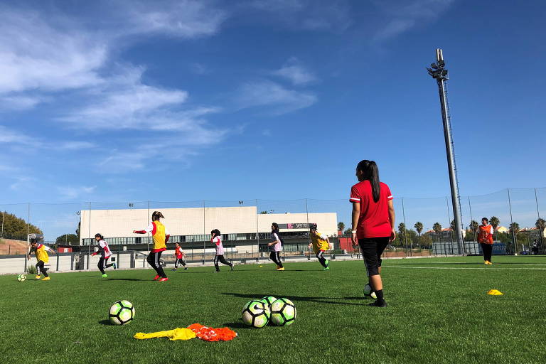 Jogadoras do time juvenil de futebol do Afeganistão treinam em Lisboa 