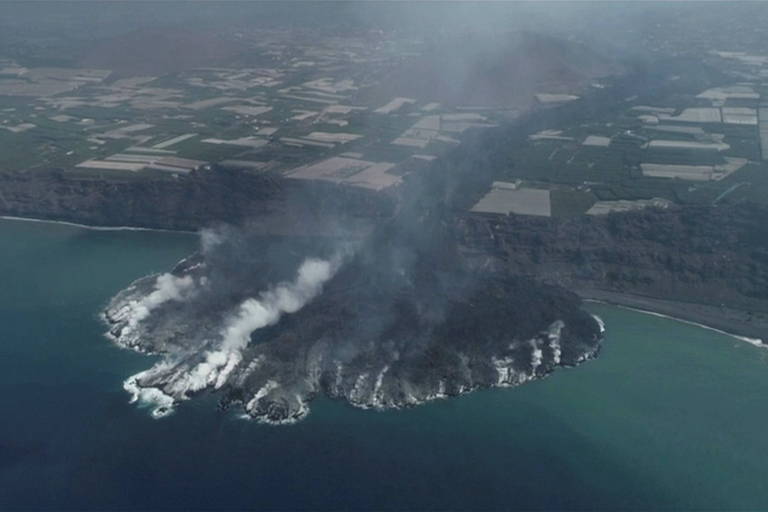 Vista aérea mostra delta formado após erupção do vulcão Cumbre Vieja, na ilha de La Palma