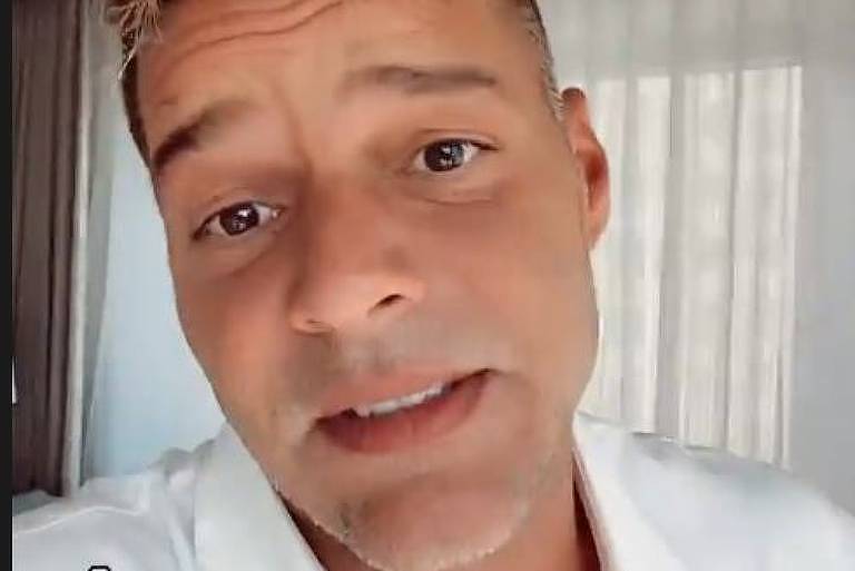 Ricky Martin grava vídeo para esclarecer inchaço no rosto