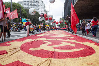Manifestantes comecam a se reunir na av Paulista para Ato Contra  Governo Bolsonaro
