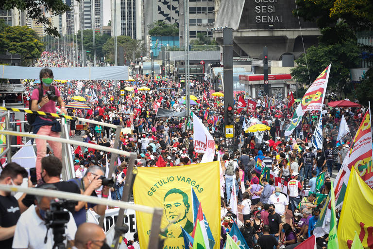 Livro 'O Ovo da Serpente' dá voz a agentes de Bolsonaro - 17/08/2022 -  Fernanda Torres - Folha