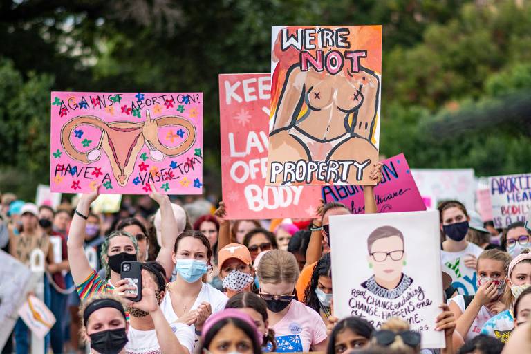 Mulheres organizam mais de 600 atos nos Estados Unidos neste sábado (2) para protestar contra uma lei do estado do Texas que proíbe o aborto após seis semanas de gestação; na foto, manifestantes caminham pelas ruas de Austin