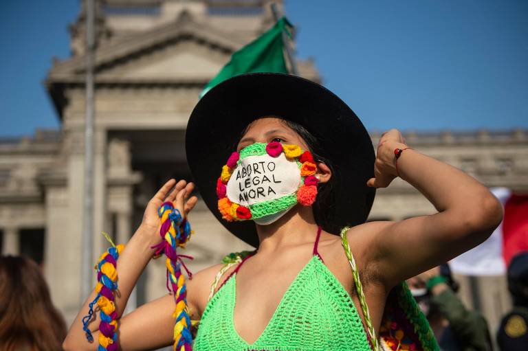 Ao longo da semana, outros atos foram realizados em diferentes países em razão do Dia pela Descriminalização e Legalização do Aborto na América Latina e no Caribe, celebrado em 28 de setembro; na foto, mulher protesta  em frente ao Palácio da Justiça em Lima, capital do Peru