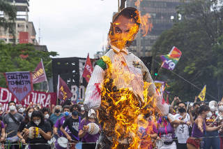 Ato Contra  Governo Bolsonarona Av Paulista . Manifestante incendeiam boneco do Bolsonaro