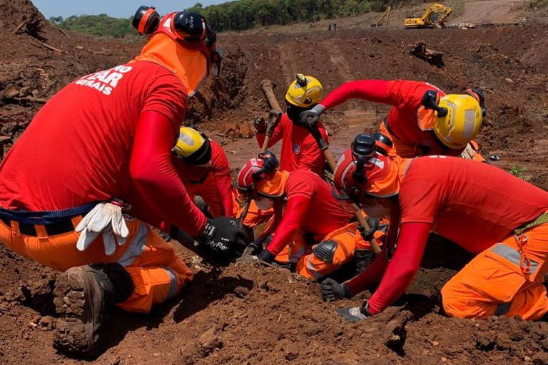 Bombeiros escavam área atingida pelo rompimento da Vale em Brumadinho (MG) em local onde foi localizado um dos corpos de vítimas da tragédia.