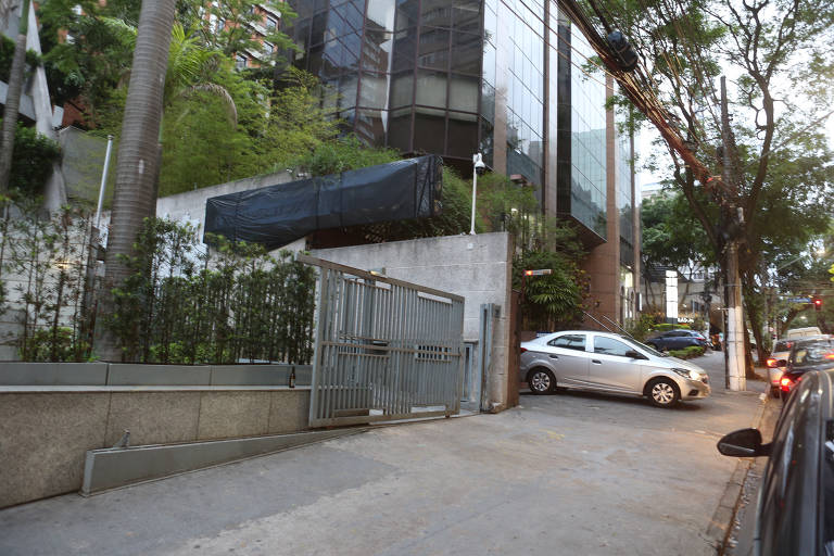 Empresa admitiu ter coberto a placa do Núcleo de Oftalmologia, na alameda Campinas, no Jardim Paulista, para evitar prejuízos financeiros