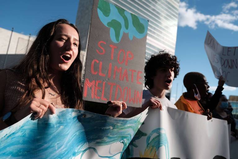 Estudantes participam de protesto contra produção de combustíveis fósseis e outros agentes causadores do aquecimento global em frente ao prédio das Nações Unidas, em Nova York