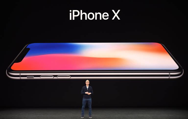 Tim Cook apresenta o iPhone X, também lançado em 2017
