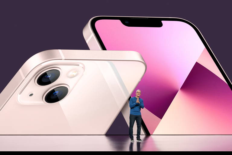 Tim Cook apresenta o iPhone 13, em 2021. O modelo foi lançado ao lado dos iPhones 13 Mini, 13 Pro e 13 Pro Max