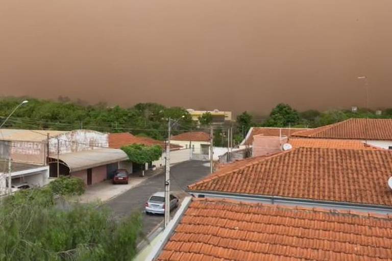 Nuvem de poeira atinge cidade de Catanduva, no interior de SP.