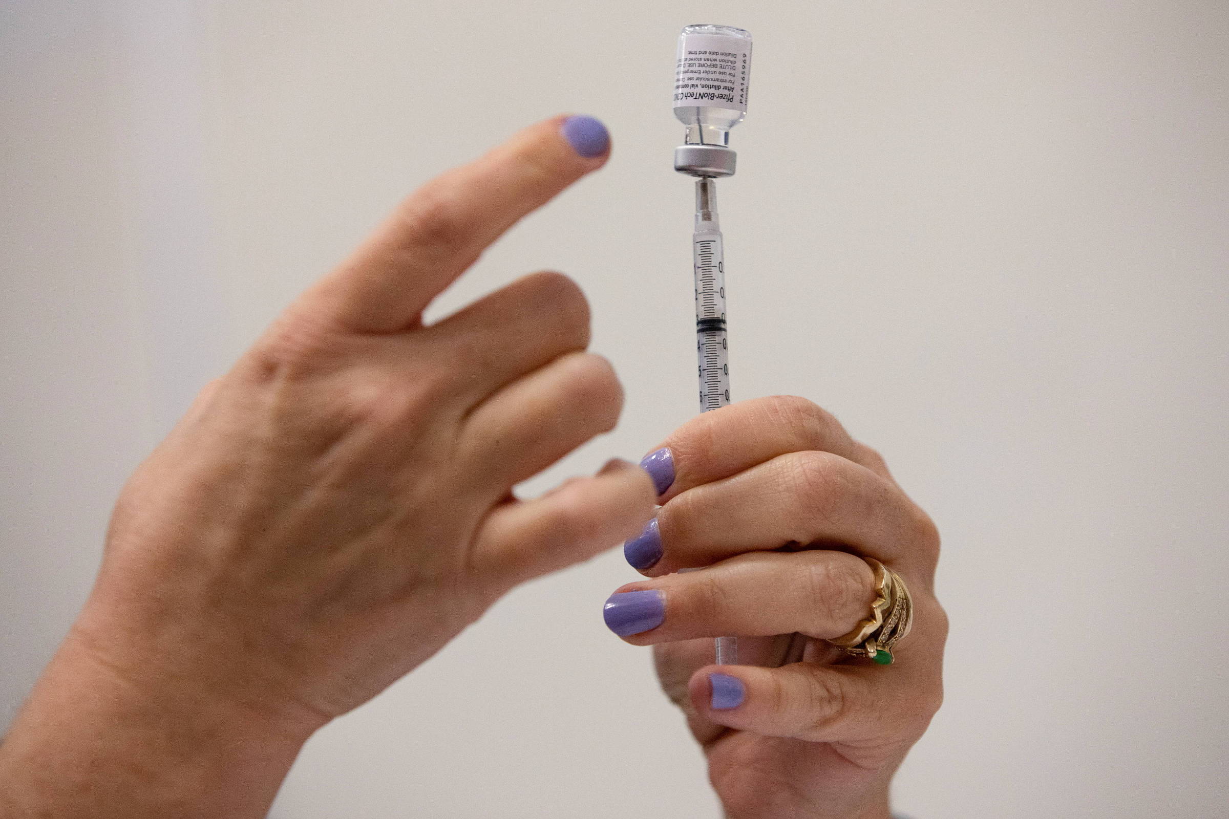 Agência europeia aprova terceira dose de vacina da Pfizer para todos os adultos - 04/10/2021 - Equilíbrio e Saúde - Folha