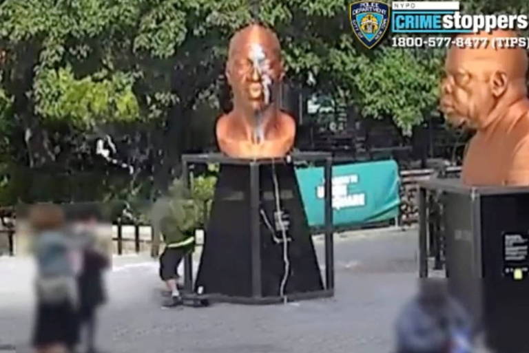 Imagem retirada de vídeo da polícia de Nova York mostra estátua de George Floyd sendo coberta de tinta no domingo 