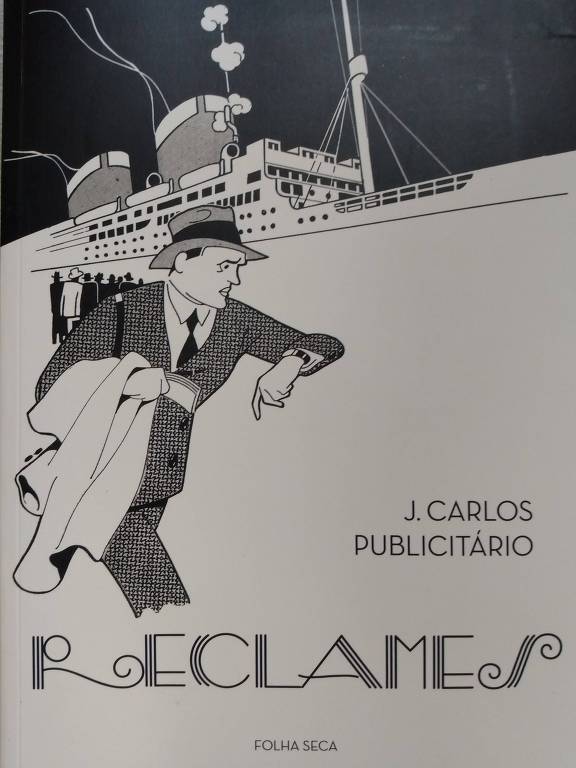 Em imagem em p&b, um homem vestido de ternos no estilo anos 40 em frente a um enorme navio