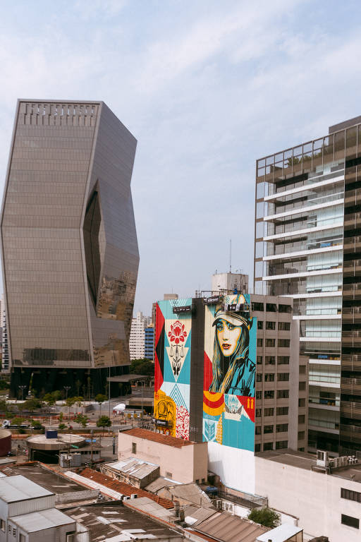 Obey pinta mural e cola adesivos nas ruas de São Paulo