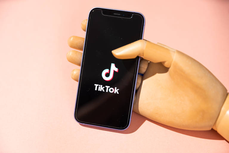 O Tiktok popularizou-se pelo compartilhamento de coreografias e desafios. O aplicativo possui uma aba que permite troca de mensagens, mas o foco da rede social é a postagem de vídeos, com uma ferramenta de edição que permite inúmeros efeitos e transições