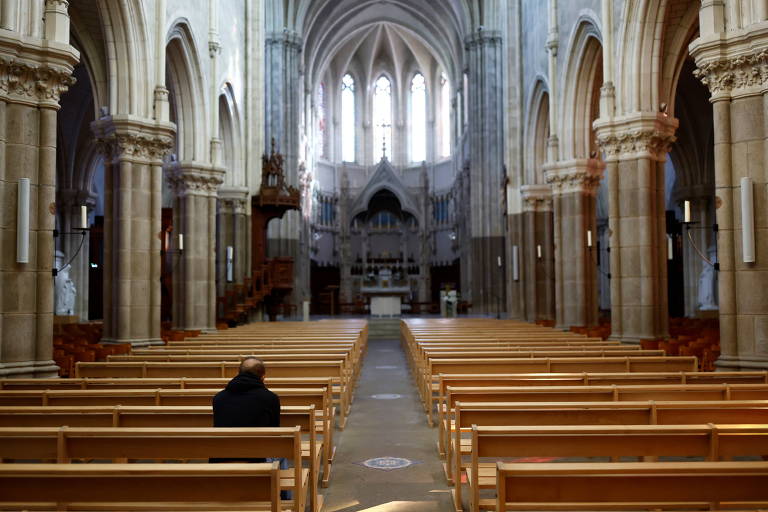 Padres da Igreja Católica na França abusaram de ao menos 200 mil crianças em 70 anos