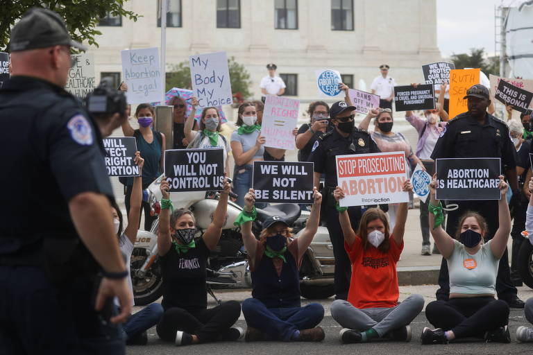 Manifestantes a favor e contrários ao direito ao aborto protestam do lado de fora da Suprema Corte dos EUA, em Washington
