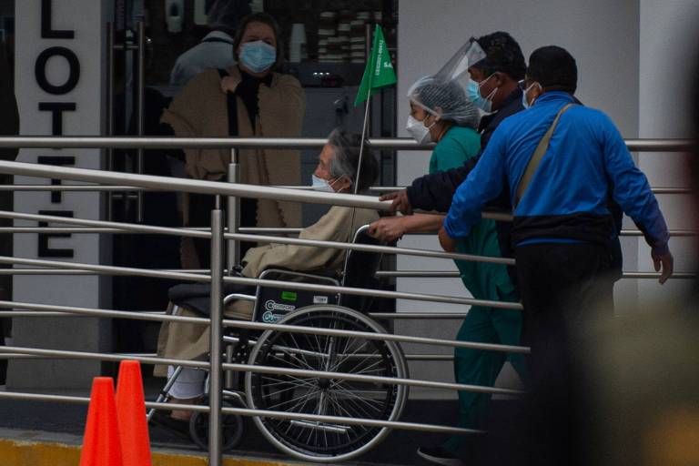 Alberto Fujimori, em cadeira de rodas, chega a clínica onde foi submetido a procedimento cardíaco em Lima, no Peru