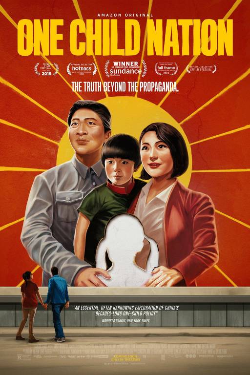 pôster de filme que mostra família chinesa feliz com recorte onde deveria haver uma filha mulher