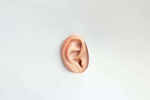 O que causa zumbido no ouvido?