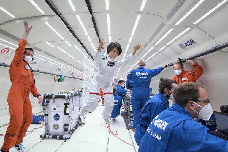 Barbie astronauta durante o voo com gravidade zero