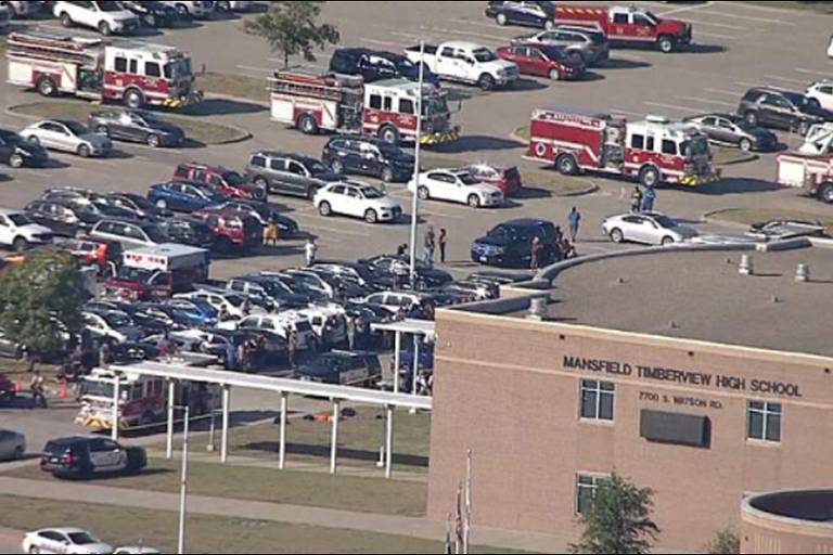 Movimentação no colégio de ensino médio Timberview, em Arlington, onde um tiroteio ocorreu nesta quarta (6). Foto: Reprodução WFAA