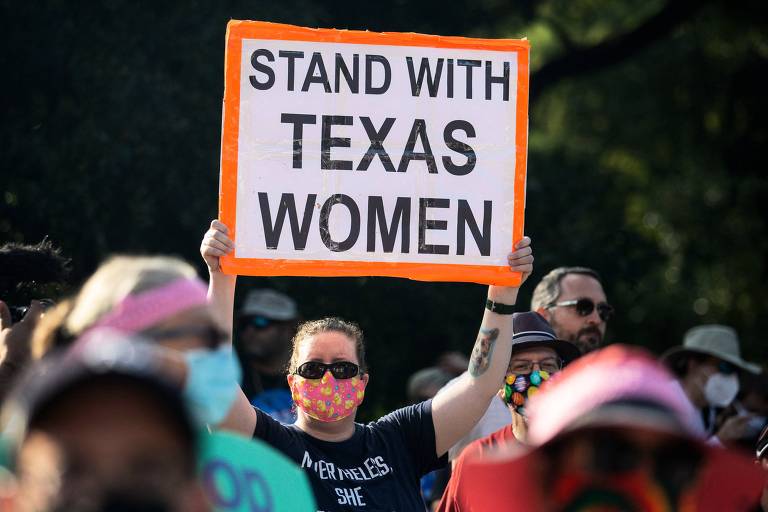 Manifestante leva cartaz que diz 'fiquem do lado das mulheres texanas' durante protesto contra leis antiaborto e que dificulta acesso voto em frente ao Capitólio estadual, em Austin