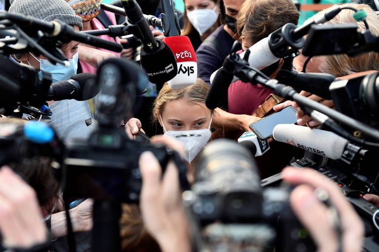 A ativista sueca Greta Thunberg é cercada por jornalistas em evento pré-COP 26 em Milão
