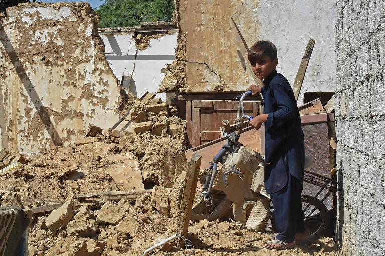 Terremoto no Paquistão e maratona no deserto marroquino; veja fotos de hoje