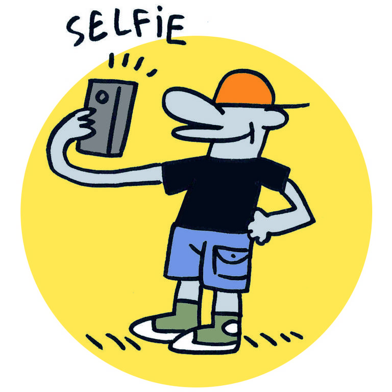 Zezo tira uma selfie, ele usa camiseta preta, boné laranja, bermuda jeans com bolso lateral e um tênis verde