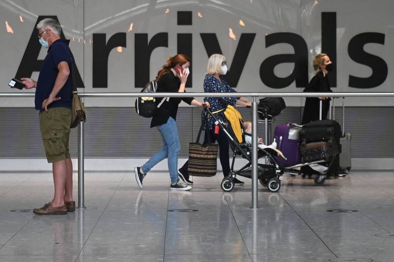Passageiros no aeroporto Heathrow, em Londres