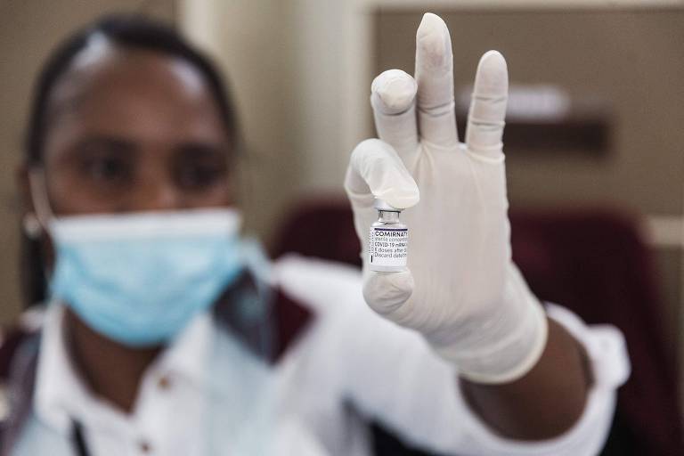 Profissional de saúde exibe frasco com imunizante Pfizer durante campanha de vacinação em Bhambayi, na África do Sul 