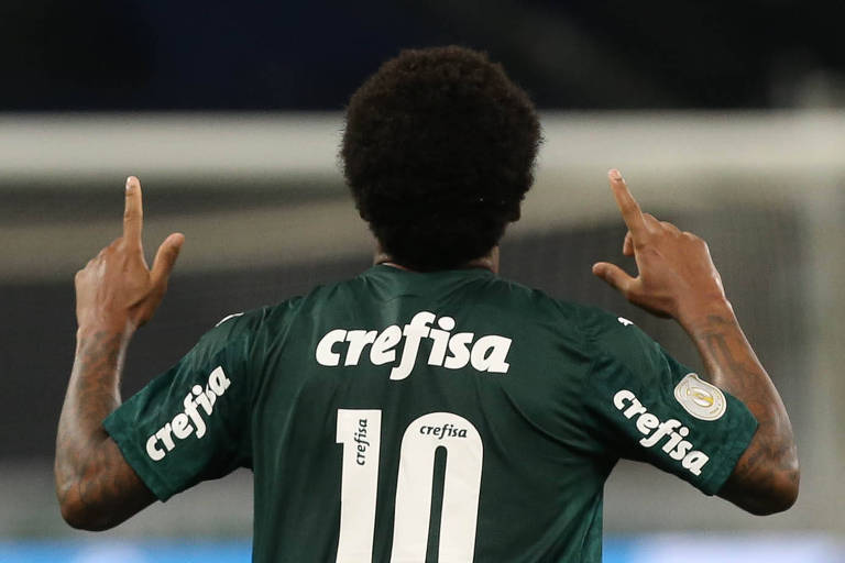 Luiz Adriano do Palmeiras comemora gol contra o Internacional