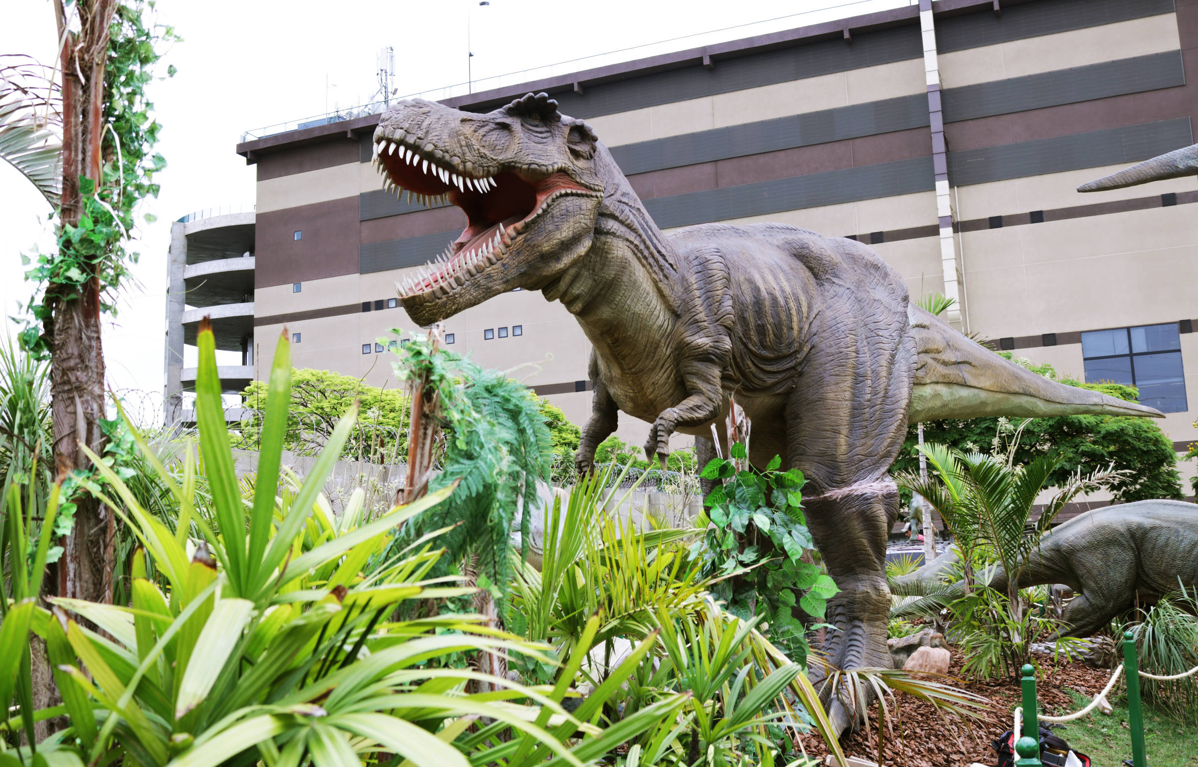 Parque com dinossauros T-Rex Park deixa a ciência de lado e