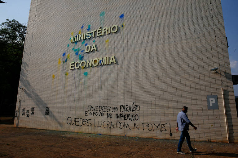 Fachada do Ministério da Economia é pichada por integrantes do MST em protesto contra Paulo Guedes