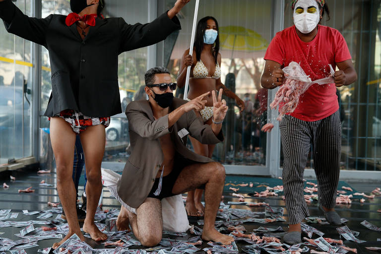 Com pés de frango e notas de dólar de mentira estampadas com o rosto de Guedes, o grupo protestou contra a inflação da comida e criticou a existência de offshore milionária do ministro em paraíso fiscal
