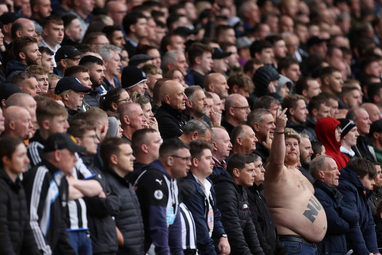 Torcedores do Newcastle United durante partida do Campeonato Inglês contra o Wolverhampton