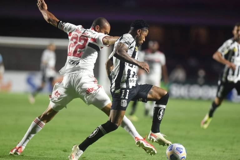 Miranda e Marinho disputa a bola durante clássico entre São Paulo e Santos no Morumbi
