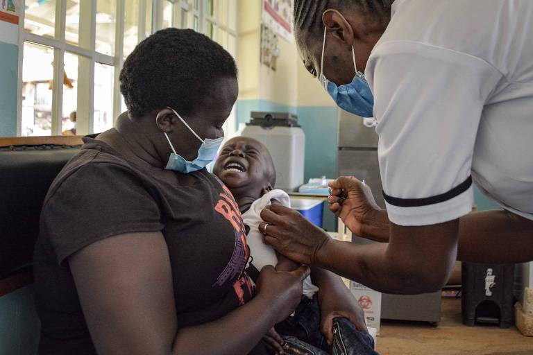 Uma criança recebe a vacina para a malária em um hospital em Yala, no Quênia, em outubro de 2021