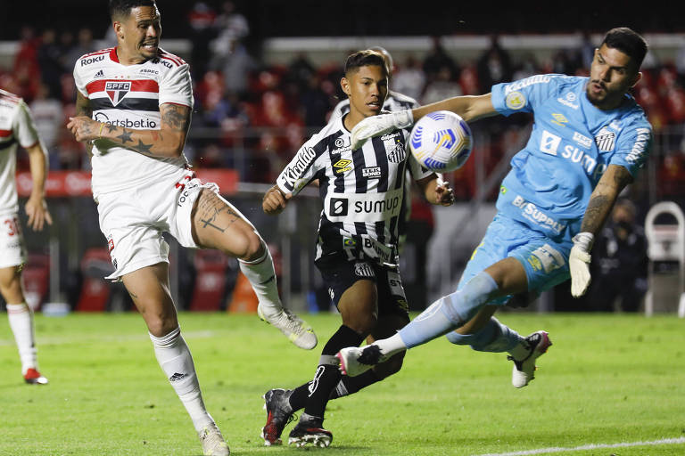 São-paulino Luciano em lance com o goleiro santista João Paulo, durante empate por 1 a 1 entre São Paulo e Santos, no estádio do Morumbi